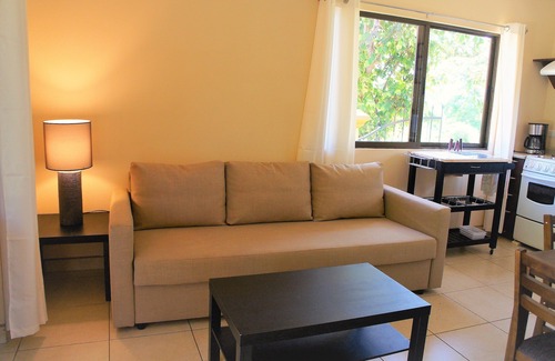 Junquillal House | Casita Venado. Cosy little house in safe neighborhood, super close to the beach