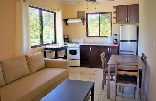 Junquillal House | Casita Venado. Cosy little house in safe neighborhood, super close to the beach