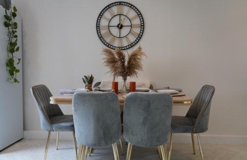Nottingham Apartment | Castle Boulevard Nottingham - 3 Bedrooms Sleeps 5, Free Parking & WiFi - Close to City Centre, University & Hospital