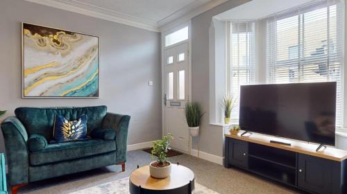 Nottingham Apartment | Castle Boulevard Nottingham - 3 Bedrooms Sleeps 5, Free Parking & WiFi - Close to City Centre, University & Hospital