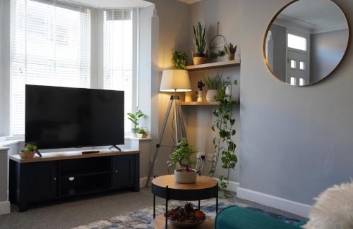 Nottingham Apartment | Castle Boulevard Nottingham - 3 Bedrooms Sleeps 5, Free Parking & WiFi - Close to City Centre, University & Hospital