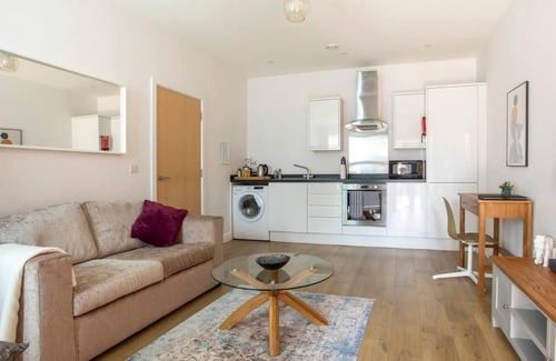 Redhill Apartment | Castle Haven Sleeps 2 with WiFi