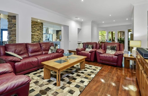 Ferny Creek Villa | Castle in Ferny Creek with Pool