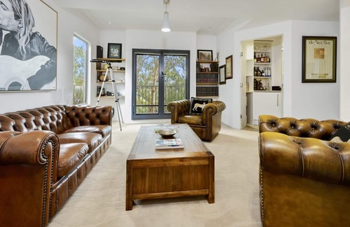 Ferny Creek Villa | Castle in Ferny Creek with Pool