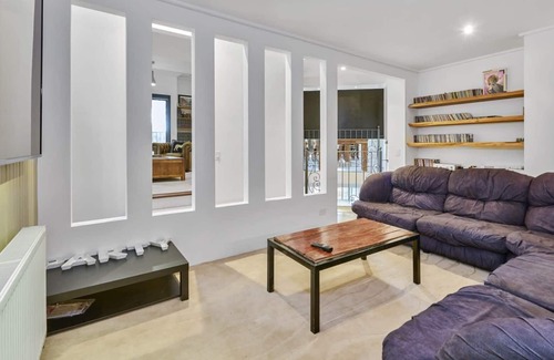 Ferny Creek Villa | Castle in Ferny Creek with Pool