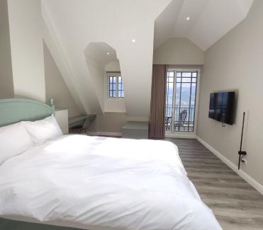 Ren'ai House | Castle On A Cloud