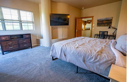 Skyway Villa | Castle Retreat - Luxury Views - Close to Downtown, Pikes Peak, Broadmoor