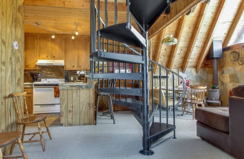 Boulder Bay Cabin | Castle Rock Cabin #2 ~ Cozy cabin close to Fisher Cove & Boulder Bay - short drive to skiing
