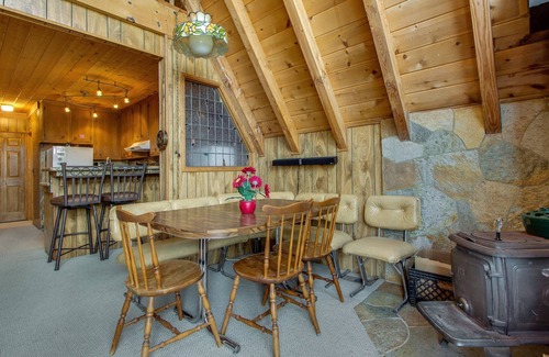 Boulder Bay Cabin | Castle Rock Cabin #2 ~ Cozy cabin close to Fisher Cove & Boulder Bay - short drive to skiing