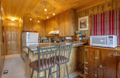 Boulder Bay Cabin | Castle Rock Cabin #2 ~ Cozy cabin close to Fisher Cove & Boulder Bay - short drive to skiing