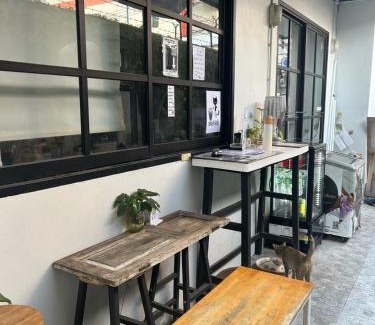 Bang Lamphu Lang House | Cat in the box homestay