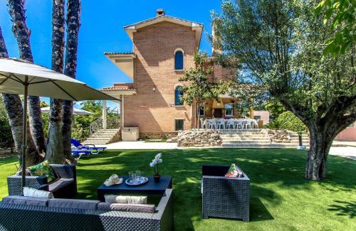 Can Vinyals Villa | Catalunya Casas Stunning Villa with private pool 33 km to Barcelona