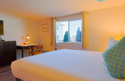 Seaside Hotel | Catch Waves Steps Away! Pet-friendly Property, Kitchenette, Free Parking!