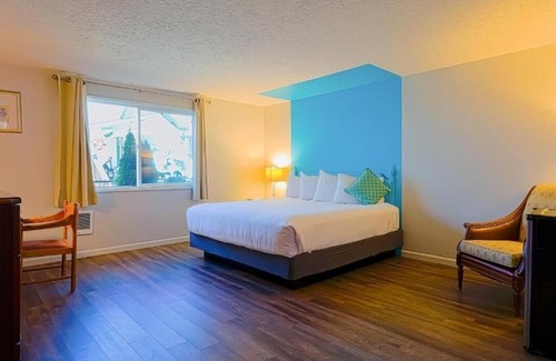 Seaside Hotel | Catch Waves Steps Away! Pet-friendly Property, Kitchenette, Free Parking!