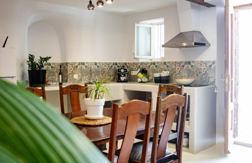 Megalochori House | Cave house in beautiful local village with views, gym and relaxing atmosphere