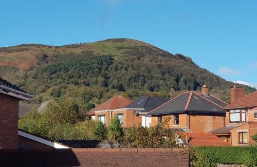 Belfast House | Cavehill View - Elegant 4-bedroom detached house in great location with free parking