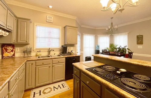 Jamestown House | Cazenitah: The Ideal Getaway, Corporate 3BR in Prime Location and Neighborhood