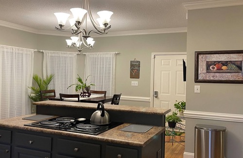 Jamestown House | Cazenitah: The Ideal Getaway, Corporate 3BR in Prime Location and Neighborhood