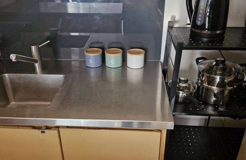 Geelong Apartment | CBD Geelong Apt w/Free Parking