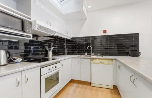 Newton House | CBD Spacious 3 Storey Terrace House with Courtyard
