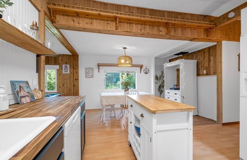 Worley Cabin | CDA Lake-Kayaks-Hot Tub-Boat Slip & More!