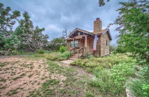 Fredericksburg House | Cedar Bliss Star Cabin