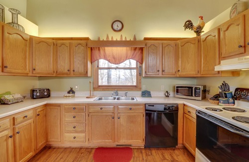 Sylva Cabin | Cedar log home paradise w/mountain views - billiards and foosball