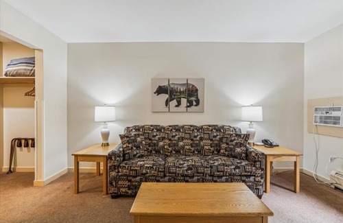 West Bridgewater Hotel | Cedarbrook Deluxe one bedroom suite with outdoor heated pool 21416