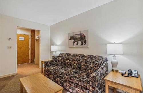 West Bridgewater Hotel | Cedarbrook Deluxe one bedroom suite with outdoor heated pool 21416