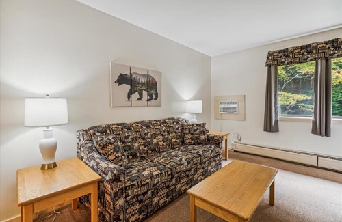 West Bridgewater Hotel | Cedarbrook Deluxe one bedroom suite with outdoor heated pool 21416