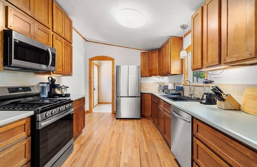 Hendersonville Hotel | CedarWood Inn