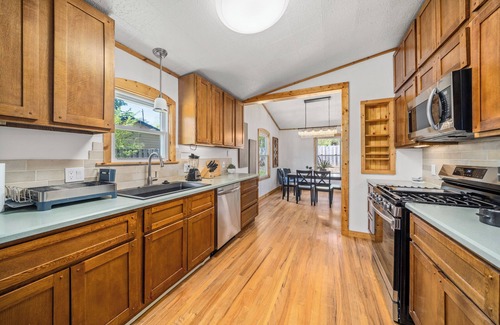 Hendersonville Hotel | CedarWood Inn