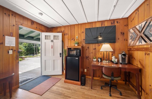 Hendersonville Hotel | CedarWood Inn