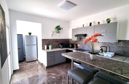 Larnaca City Centre Apartment | CENTER 2br | 250m walk from beach | parking :)