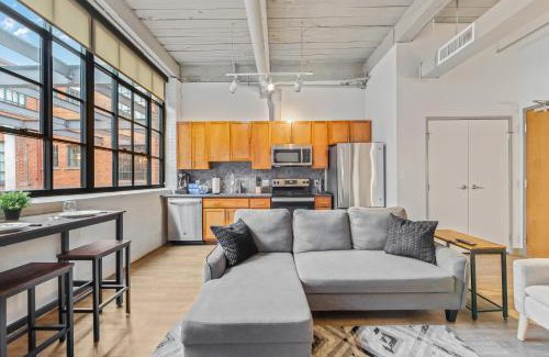 Downtown Cleveland Apartment | Central 1 BD Loft l Downtown l Parking l Sofa Bed