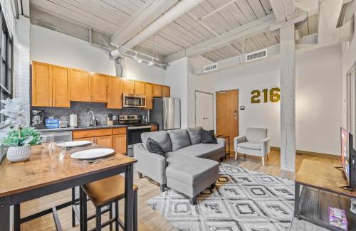 Downtown Cleveland Apartment | Central 1 BD Loft l Downtown l Parking l Sofa Bed