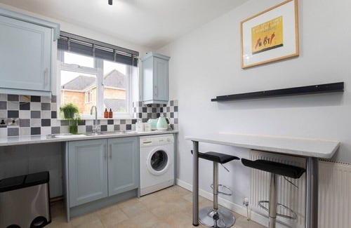 Cheltenham Apartment | Central 1 Bedroom Apartment with Parking