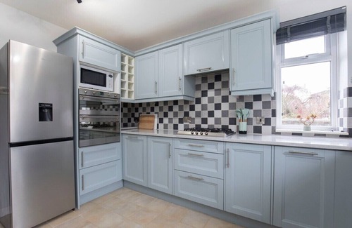 Cheltenham Apartment | Central 1 Bedroom Apartment with Parking