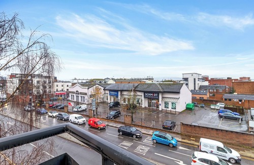 Cheltenham Apartment | Central 1BD Free Underground Parking