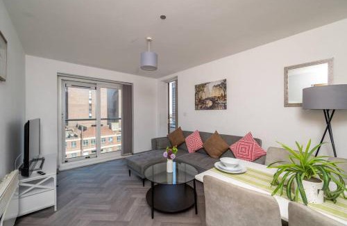 Theatreland Birmingham Apartment | Central 2BR Flat - Balcony View in Bright Westside