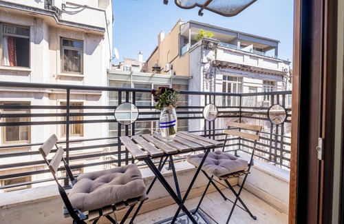 Kabatas Apartment | Central 3-bedroom apartment with AC and elevator in Istanbul