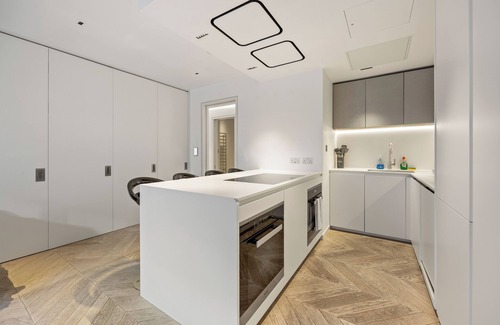 Fitzrovia Apartment | ❄️ Central A/C | 👑 King | 🔓 FlexPolicy | ⏰ EarlyDrop | 🌞 Balcony | 🧼 W/D