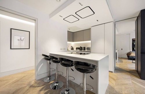 Fitzrovia Apartment | ❄️ Central A/C | 👑 King | 🔓 FlexPolicy | ⏰ EarlyDrop | 🌞 Balcony | 🧼 W/D