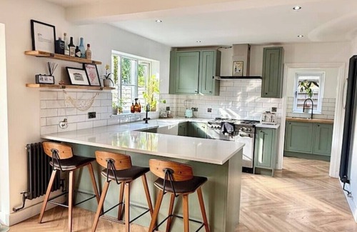 Abergavenny House | Central Abergavenny 4 Bed Home (Ensuites & Garden)