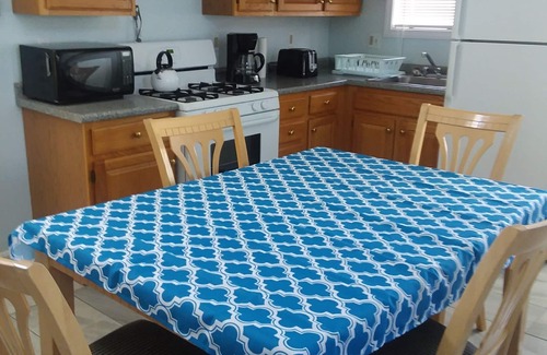 Hampton Cottage | Central AC, child safe fenced in yard, 3 minutes to the beach. NO CLEANING FEEn