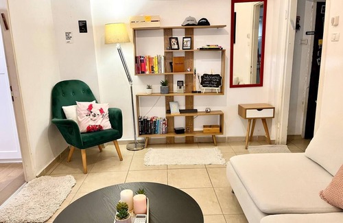 Tel Aviv Apartment | Central and specious 1 bedroom with a balcony