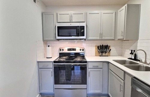 Birmingham Apartment | Central Bham Retreat w/Private Balcony + Parking