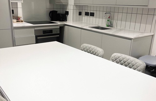 Bordesley Apartment | Central Birmingham Luxury 2 Bedroom Apartment with Fast WiFi and Games Table