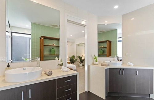 Seven Hills House | Central Brisbane Family Home|Calm Springs|Pool