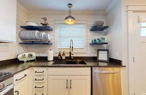 College Station House | Central Charm - 2mi to TAMU, quick walk to Central Park